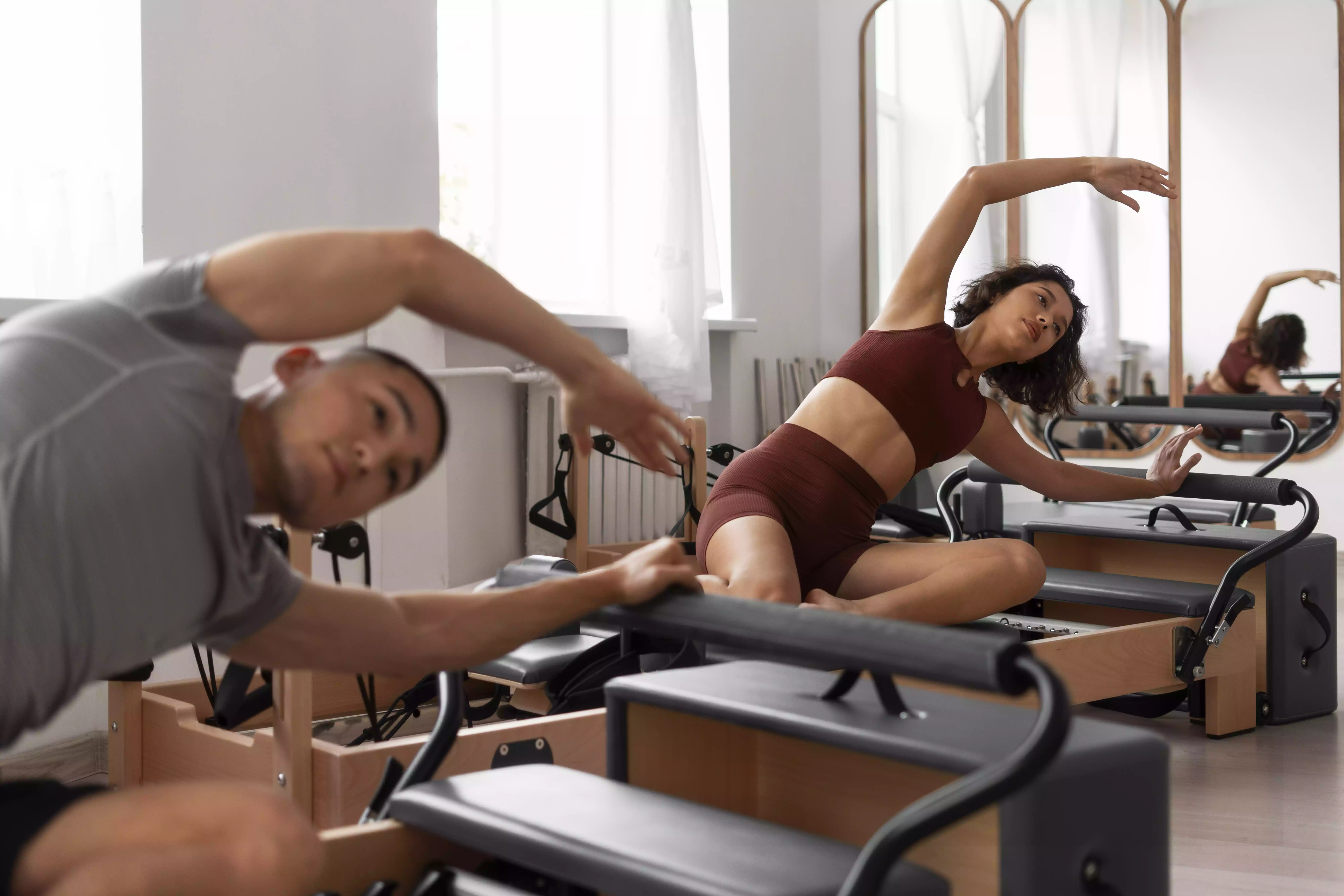 personas-que-toman-clases-de-pilates-reformador